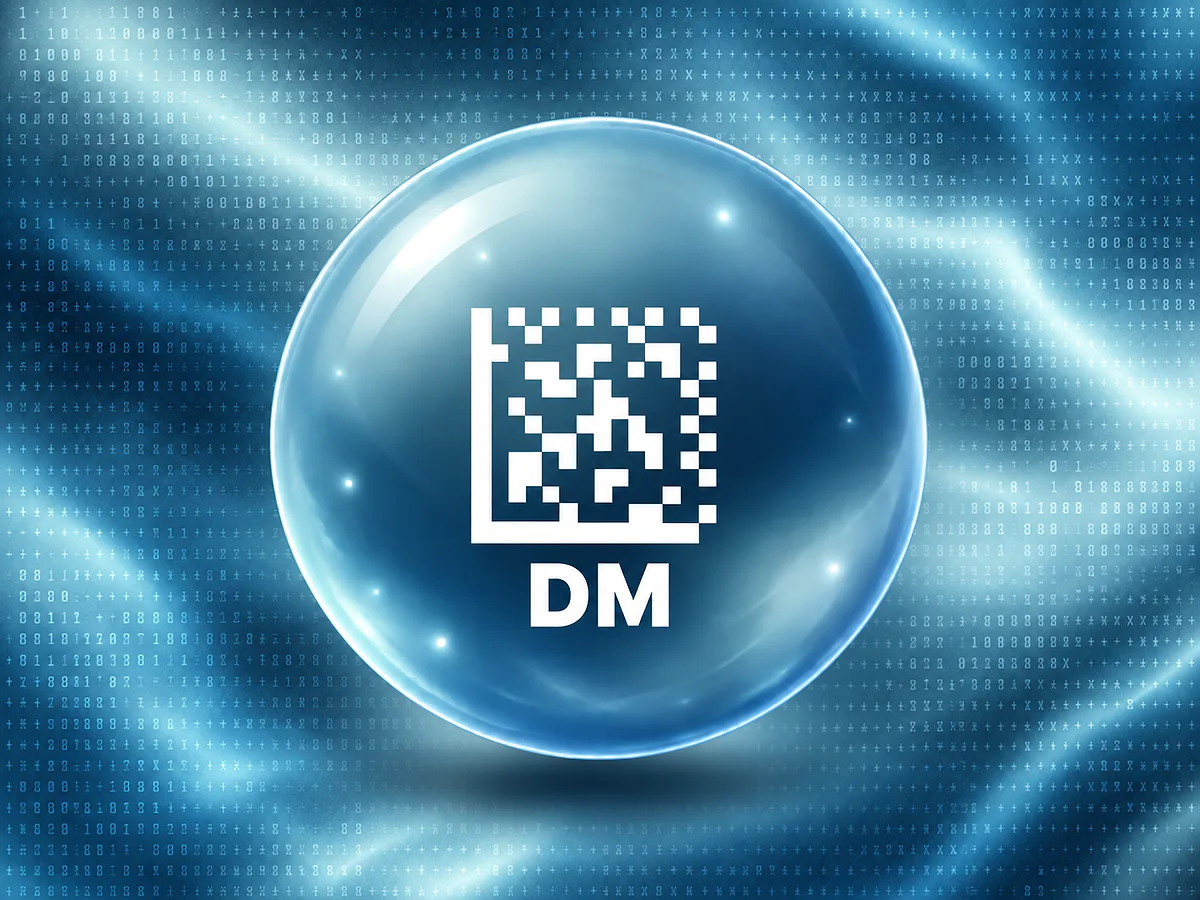 Ilustracija generatora Data Matrix Ledeno plava i čeličnosiva staklena kugla sa belim Data Matrix uzorkom i oznakom DM na teksturisanoj pozadini.